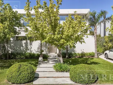 Casa 6 ambientes con 4 baños