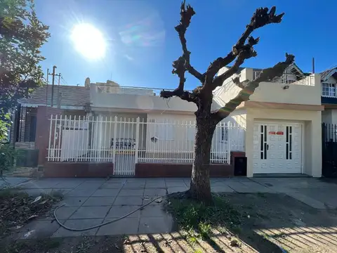 CASA EN VENTA EN BARRIO PARQUE ALMIRANTE BROWN APTO CREDITO