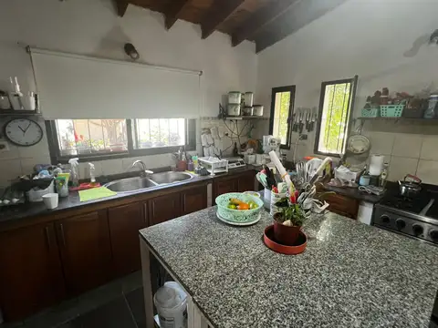 CASA CON PARQUE Y COCHERA EN VENTA, GENERAL LAS HERAS