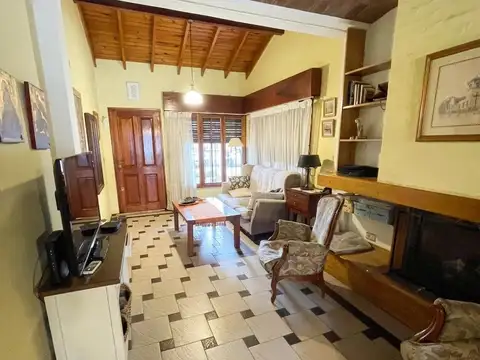Casa en 2 plantas con Pileta y Quincho