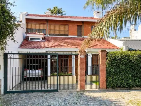 Casa en 2 plantas con Pileta y Quincho