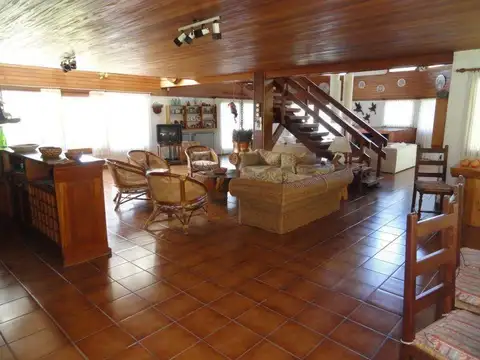 Casa 7 ambientes con 6 baños