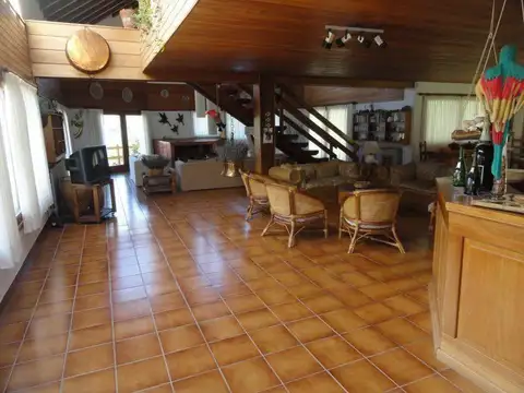 Casa en Venta con 3 cocheras