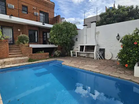 Venta Casa 5 ambientes pileta parque cochera Flores