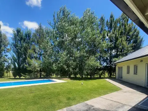 Casa en venta en Fincas de San Vicente sporting con piscina y lote de 2300 m2, paneles solares