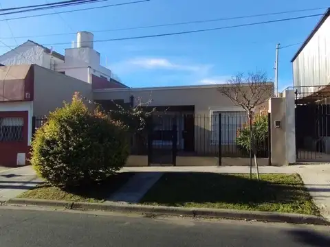 CASA EN MUY BUENA UBICACIÓN / AMBIENTES AMPLIOS