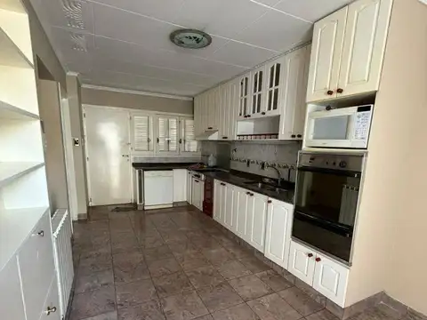 Casa en Alquiler con 2 cocheras