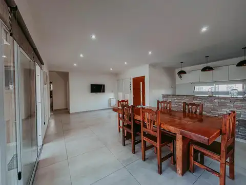 Casa 4 ambientes con 2 baños