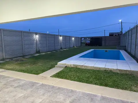 SE ALQUILA CASA 1 DORMITORIO CON PILETA