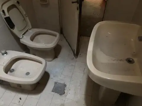 casa en venta tres amb. a reciclar.-