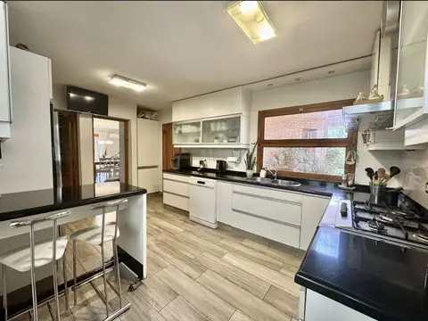 Casa 9 ambientes con 4 baños