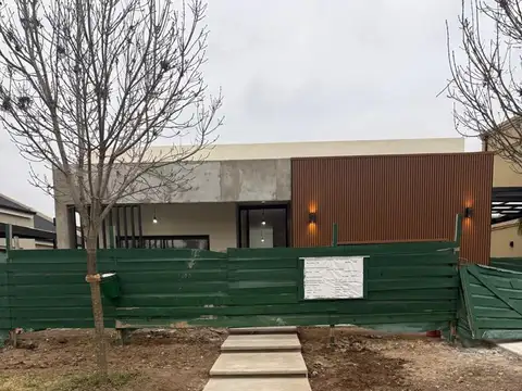 Casa Chalet  en Venta en Santo Tomas, Derqui, Pilar