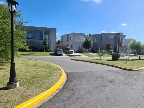Casa Chalet  en Venta en Santo Tomas, Derqui, Pilar