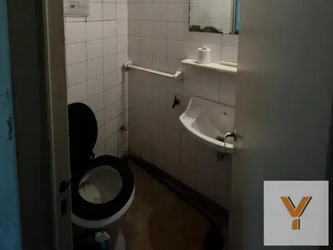 Oficina 8 ambientes con 1 baño