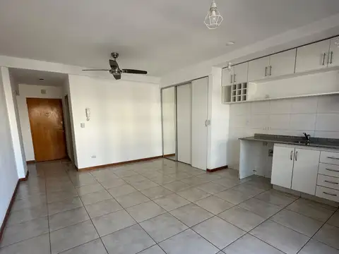 EXCELENTE MONOAMBIENTE MUY LUMINOSO AL FRENTE CON BALCON, BAJAS EXPENSAS!