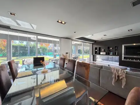 Casa en Alquiler con 2 cocheras