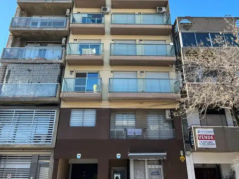 Divino monoambiente en 5to piso al contrafrente. Bs As al 2000.