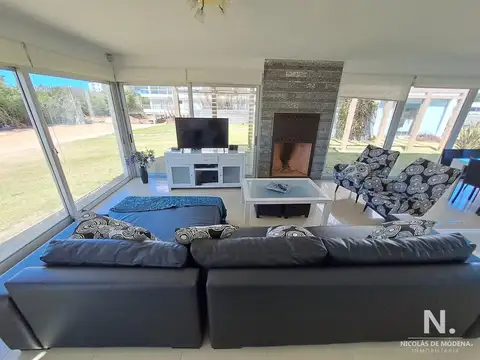 Casa 4 ambientes con 2 baños