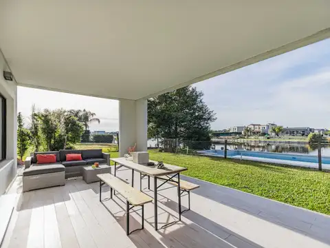 Casa en Alquiler con 2 cocheras