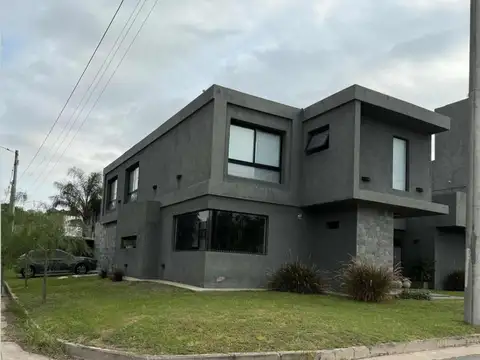 SE VENDE Extraordinaria Casa 4 Dorm B° Los Carolinos