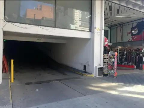 Ingreso cómodo y seguro, mediante control de acceso y rampa de hormigón - Seguridad 24 hs