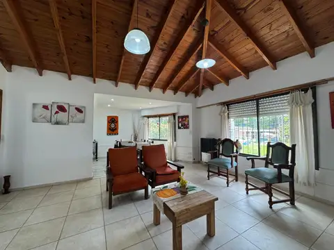 Casa 4 ambientes con 2 baños