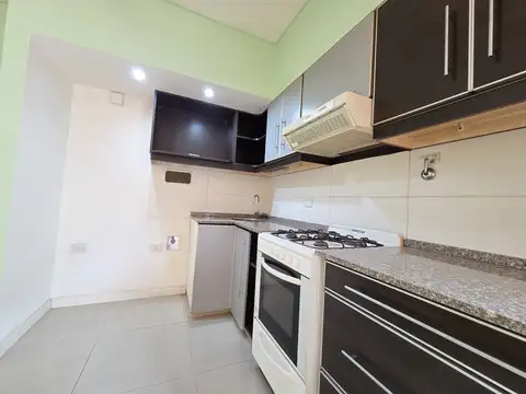 MONOAMBIENTE DE 40M2 CON PATIO Y COCHERA CUBIERTA