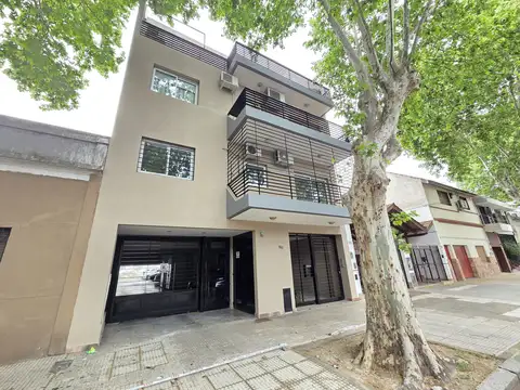 MONOAMBIENTE DE 40M2 CON PATIO Y COCHERA CUBIERTA