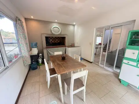 Casa 6 ambientes con 2 baños