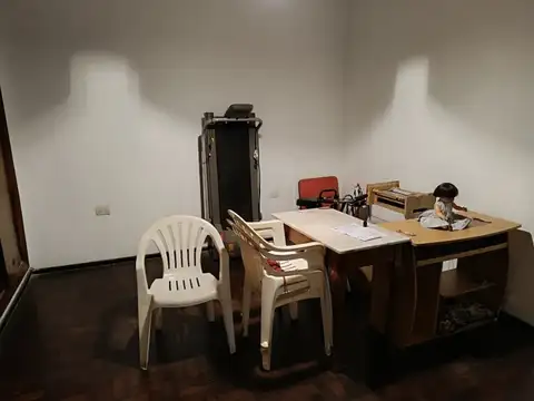 Casa 10 ambientes con 2 baños
