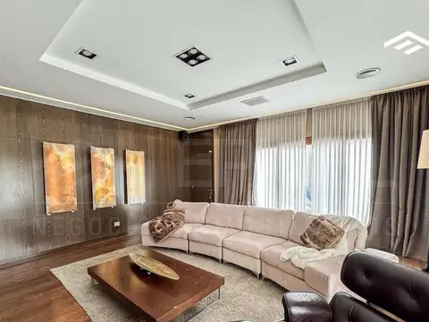 Casa en Venta con 3 cocheras