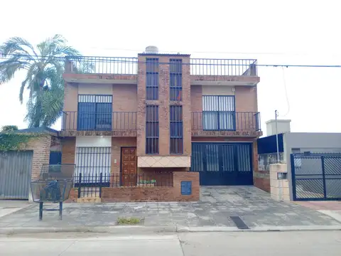 SE VENDE CASA 4 DORM. + DPTO 1 DORM. PILETA, PATIO, TERRAZA.