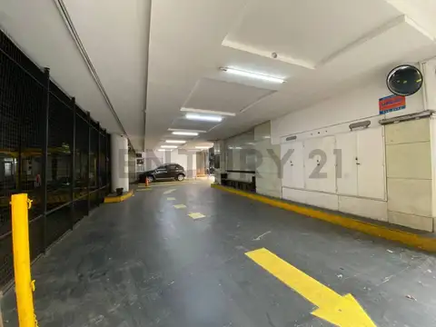 Cochera en venta con escritura | Edificio Shell – Centro