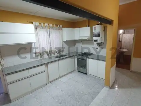 Casa 6 ambientes con 2 baños