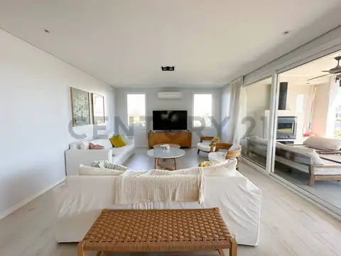 IMPECABLE CASA A LA LAGUNA CON ORIENTACION NOROESTE MUELLES.