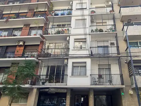 Agüero al 1400 y Charcas, Recoleta. Semipiso. Piso 8. Contrafrente. 109 m2 totales, 99 m2 cubiertos. 5 ambientes. 4 dormitorios. 3 baños. Balcón. Lavadero independiente. Baulera. Palier privado. Muy buen estado general. Calefacción central. Tiene gas.