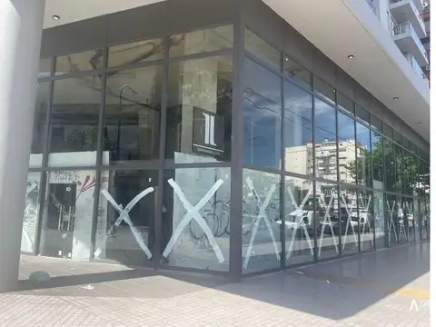 Local en  venta esquina Trelles y Av San Martín, vidriado doble altura