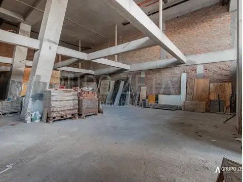 Local en  venta esquina Trelles y Av San Martín, vidriado doble altura