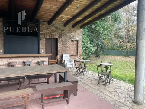 Casa 8 ambientes con 2 baños