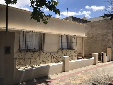 Pte. Quintana  al 100 entre Maipú y Cochabamba