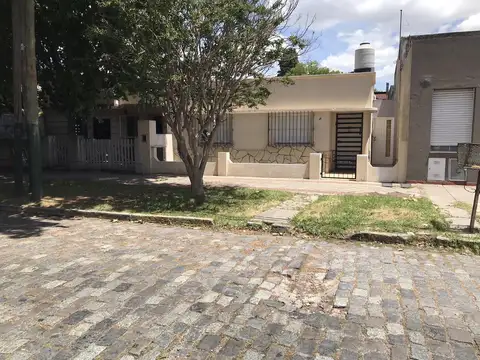 Casa con terreno y pileta en Banfield