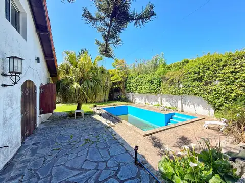 Casa 4 ambientes con piscina y garage quincho · Divino Rostro