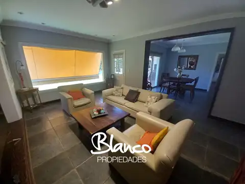 Casa 8 ambientes con 5 baños