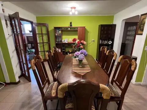 Casa 4 ambientes con 2 baños