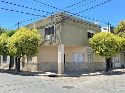 CIUFFOLI: Casa planta alta. Patio. Terraza. Posib. 3 dorm