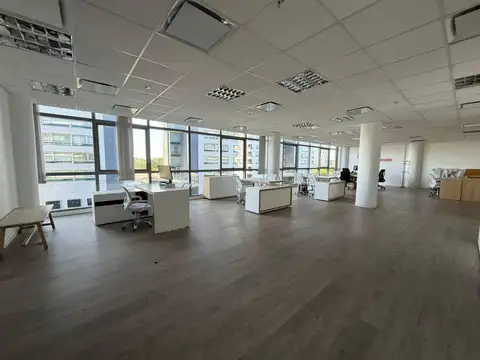 Oficina en alquiler amueblada de 144m2 con cochera