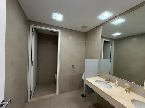 Oficina en alquiler amueblada de 144m2 con cochera