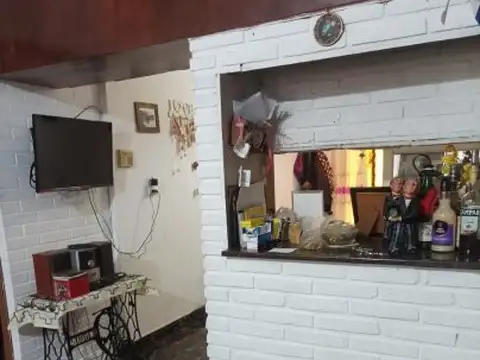 Casa 7 ambientes con 2 baños