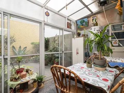 DEPARTAMENTO MONOAMBIENTE VENTA FLORES CON PATIO