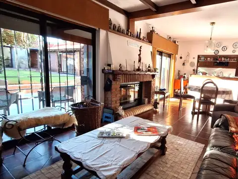 Casa en Venta con 2 cocheras
